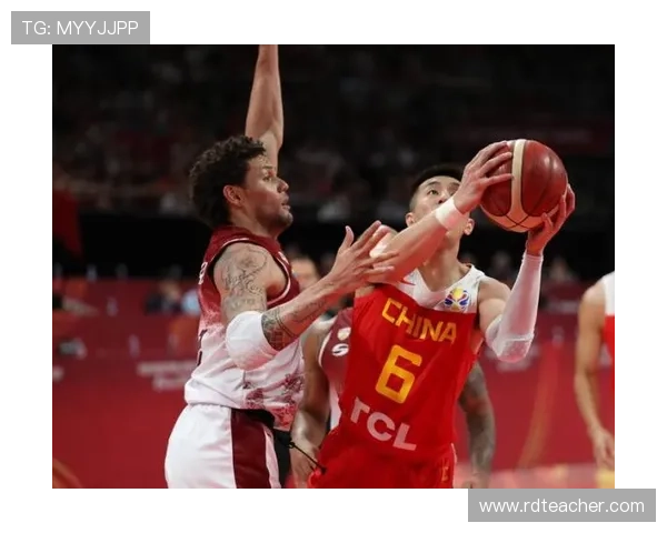 《中国男篮激战澳大利亚成功晋级世界杯八强，焦点球员表现抢眼》