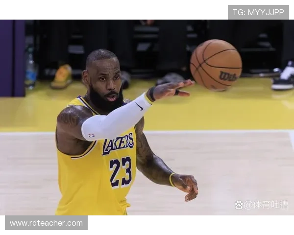 詹姆斯复出引领湖人迎来赛季首胜 库里与勇士依旧强势争夺西部霸主地位 詹姆斯复出引领湖人迎来赛季首胜 库里与勇士依旧强势争夺西部霸主地位