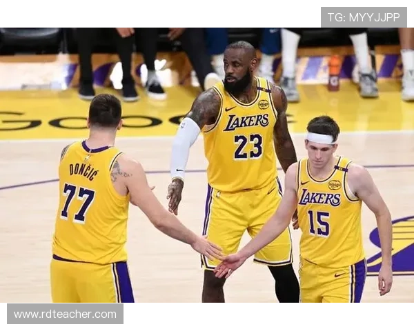 詹姆斯领衔湖人三巨头助力新赛季目标勇夺总冠军